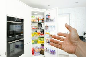 Hvordan gør man køleskab rent?